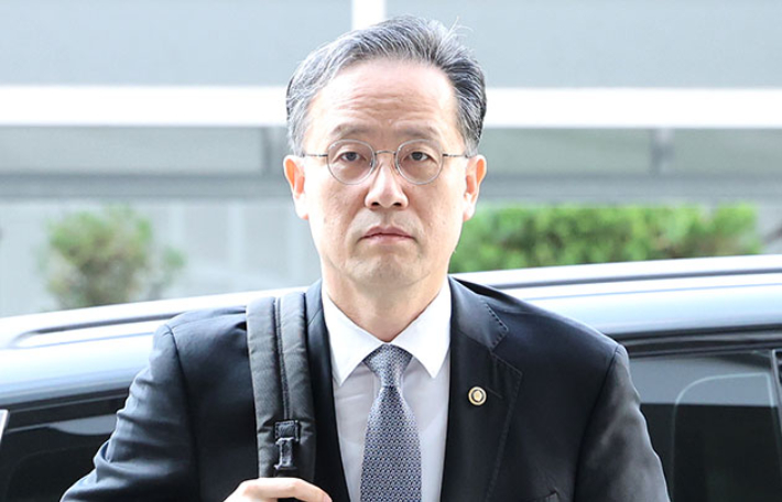 이형일 부총리 겸 재정경제부 장관 후보자가 서울 중구 예금보험공사에 마련된 인사청문회 준비 사무실로 출근하고 있다. 연합뉴스