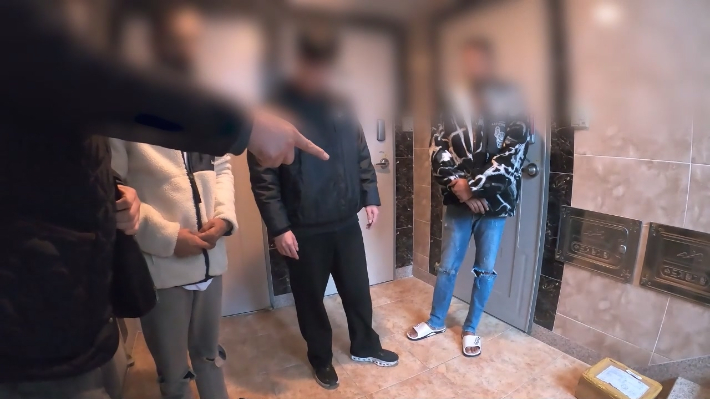 부산세관이 A씨를 현장에서 검거하고 있다. 부산세관 제공