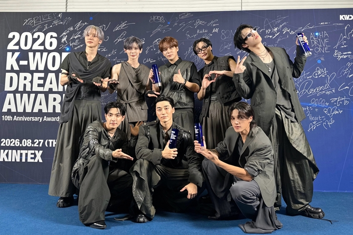 그룹 에이티즈의 '배드'가 13일 방송한 SBS '인기가요'에서 1위를 차지했다. 에이티즈 공식 트위터
