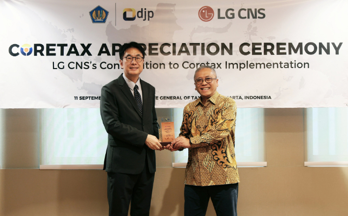 LG CNS 디지털비즈니스사업부장 김홍근 부사장(왼쪽)과 이완 드주니아르디 재무부장관 특별보좌관(오른쪽)이 감사패 수여식에서 기념사진을 촬영하는 모습. LG CNS 제공