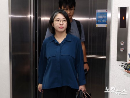 최고위원회의 참석하는 용혜인