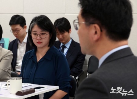 오준호 대표 발언 경청하는 용혜인 원내대표