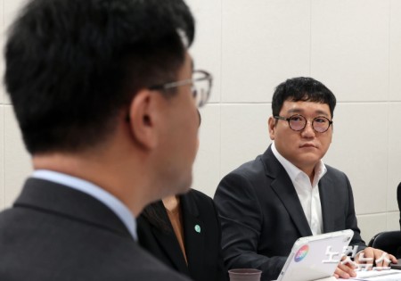 오준호 대표 발언 경청하는 박기홍 최고위원