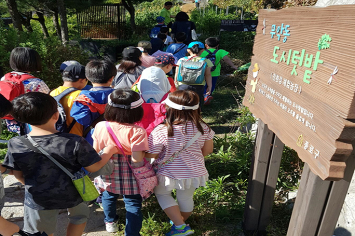 마을목회를 지향하는 독립문교회는 출석교인 20~30명의 작은 교회지만, 교인들이 직접 양봉장 총무와 실무 간사 등을 맡으면서 지역사회 도시농업 활동을 주도하고 있다. 지역 초등학생 대상 생태인식 교육과 도시농업 탐방, 아나바다 장터 등을 진행하며 지역사회를 섬기고 있다. 유튜브 크리스천노컷뉴스 캡처