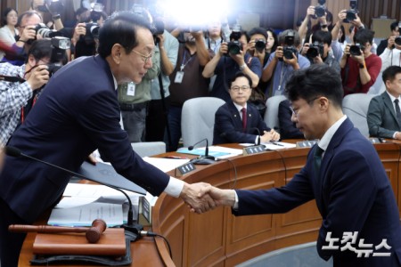 선서문 전달하는 김성수 후보자