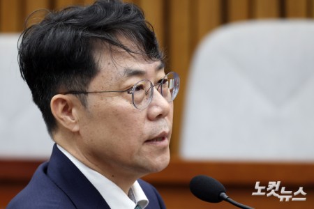 김성수 대법관 후보자가 14일 서울 여의도 국회에서 열린 대법관(김성수)임명동의에관한인사청문특별위원회 전체회의에서 의원 질의에 답변을 하고 있다.