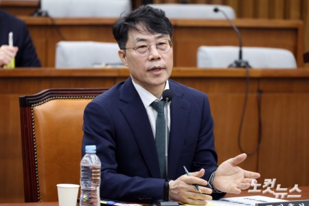 김성수 대법관 후보자가 14일 서울 여의도 국회에서 열린 대법관(김성수)임명동의에관한인사청문특별위원회 전체회의에서 의원 질의에 답변을 하고 있다.
