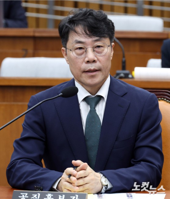 김성수 대법관 후보자가 14일 서울 여의도 국회에서 열린 대법관(김성수)임명동의에관한인사청문특별위원회 전체회의에서 의원 질의에 답변을 하고 있다.