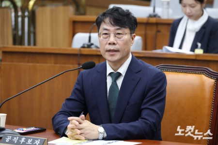 김성수 대법관 후보자가 14일 서울 여의도 국회에서 열린 대법관(김성수)임명동의에관한인사청문특별위원회 전체회의에서 의원 질의에 답변을 하고 있다.