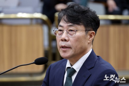 김성수 대법관 후보자가 14일 서울 여의도 국회에서 열린 대법관(김성수)임명동의에관한인사청문특별위원회 전체회의에서 의원 질의에 답변을 하고 있다.