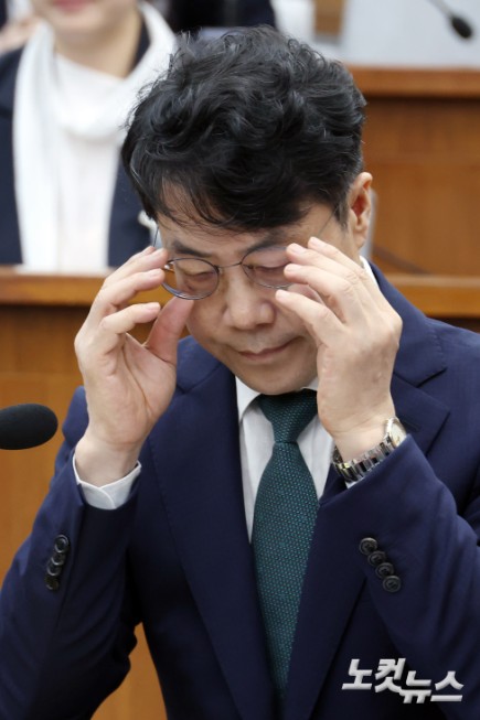 안경 만지는 김성수 대법관 후보자