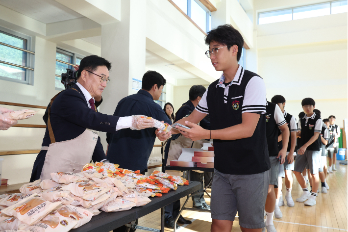권순기 경남교육감이 14일 창신중학교에서 학생들에게 아침간편식을 나눠주고 있다. 경남교육청 제공