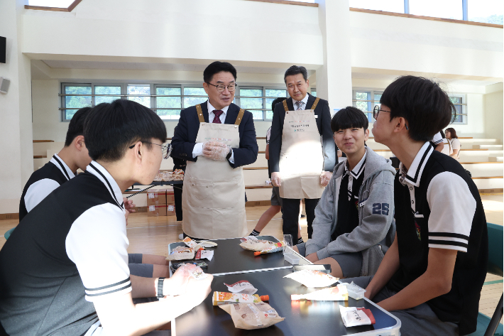 권순기 경남교육감이 14일 창신중학교에서 아침간편식을 먹는 학생들과 이야기를 나누고 있다. 경남교육청 제공