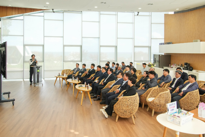 경주시의회 전체의원들이 원자력환경공단을 방문해 설명을 듣고 있다. 경주시의회 제공