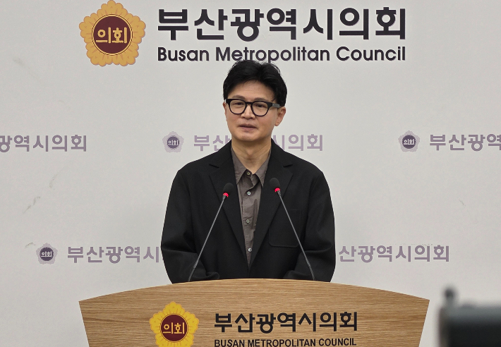 무소속 한동훈 의원이 14일 부산시의회 브리핑실에서 기자회견을 하고 있다. 부산시의회 제공