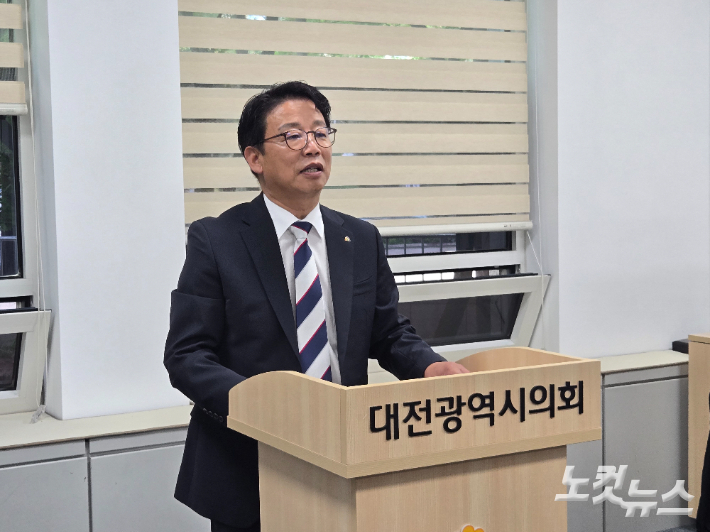 김찬술 대덕구청장이 대덕구의회 정상화 호소문을 읽고 있다. 고형석 기자