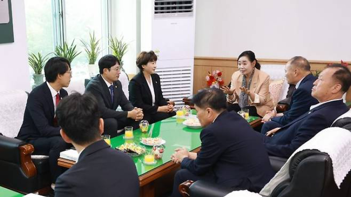 상임위원회 간담회를 하고 있는 이해련 창원시의회 의장. 창원시의회 제공 