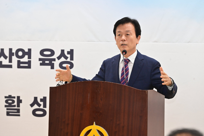 조규일 진주시장이 14일 시청 브리핑룸에서 민선 9기 공약사업 발표 기자회견을 열고 있다. 진주시청 제공