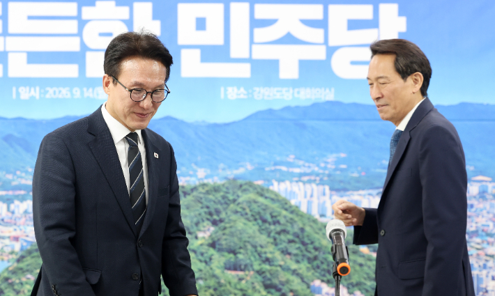 더불어민주당 김민석 대표(사진 왼쪽)가 14일 오전 강원 춘천시 더불어민주당 강원도당에서 열린 강원 최고위원회의에서 우상호 도지사와 함께 입장하고 있는 모습. 연합뉴스