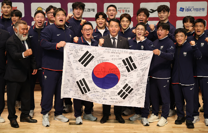레슬링 국가대표 선수들이 지난달 19일 충북 진천 국가대표선수촌에서 열린 2026 아이치·나고야 아시안게임 미디어데이에서 기념촬영하고 있다. 연합뉴스