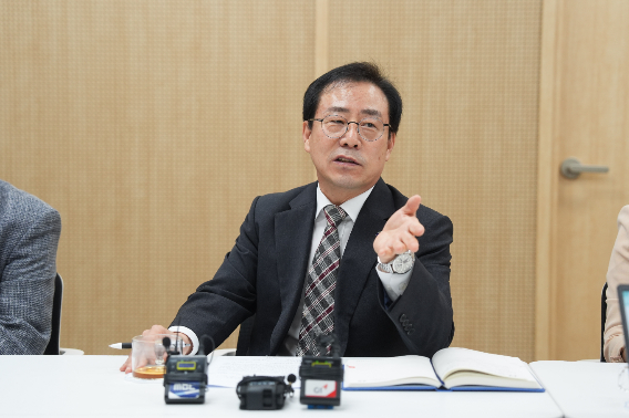 강삼영 강원특별자치도교육감이 14일 오전 도교육청 브리핑룸에서 열린 기자간담회에서 발언하고 있다. 강원교육청 제공