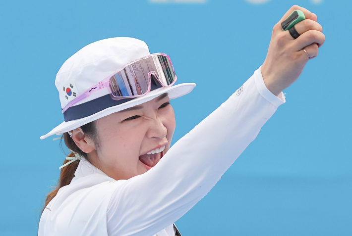지난해 9월 12일 광주 동구 국립아시아문화전당 5·18민주광장에서 열린 2025 세계양궁선수권대회 리커브 여자 개인전 결승에서 승리한 강채영이 기뻐하고 있다. 연합뉴스
