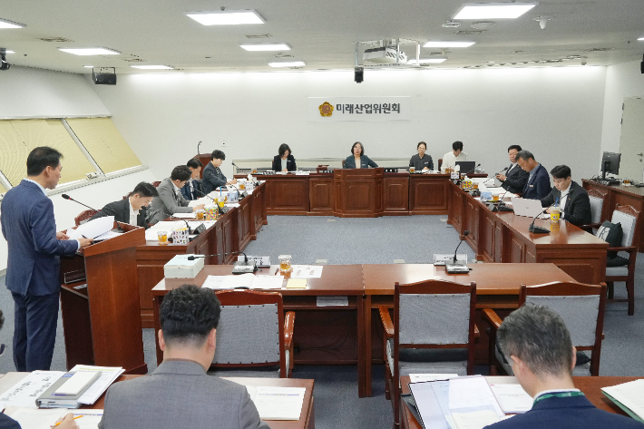 전남광주통합특별시의회 미래산업위원회는 14일 전남광주시 반도체산업지원단으로부터 업무보고를 받고 호남권 반도체 클러스터 조성을 비롯한 지역 반도체 산업 추진상황과 향후 과제를 점검했다. 전남광주특별시의회 제공
