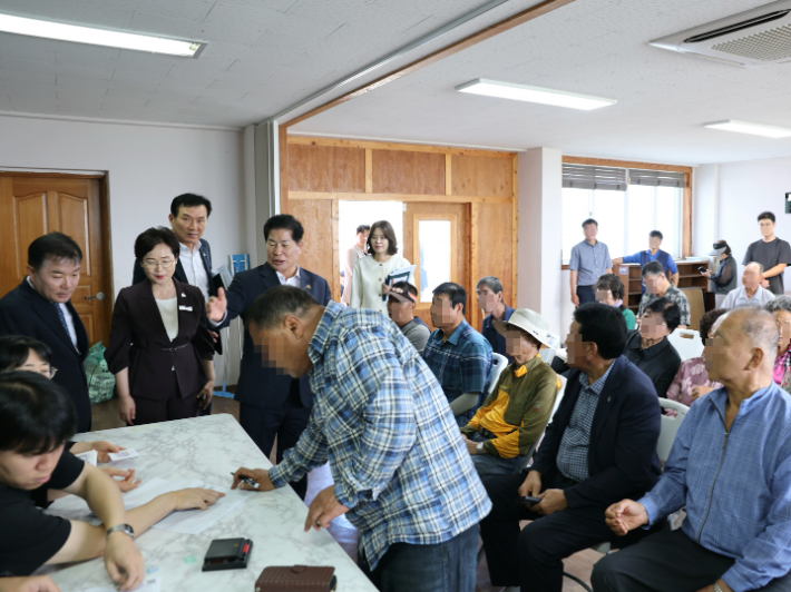 고흥군 과역면 도야마을 민생회복지원금 지급 현장. 고흥군 제공