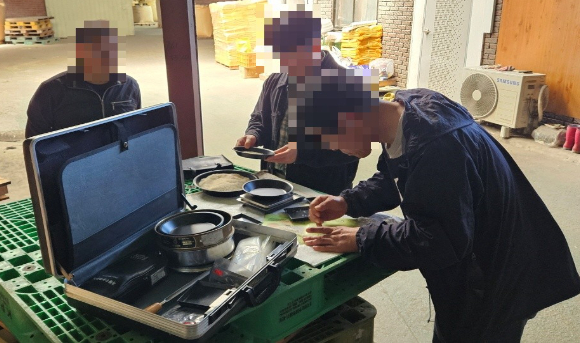 쌀 품질관리 전문위원이 도정업체 직원에게 올바른 쌀 품위 계측 방법을 알려주고 있다. 국립농산물품질관리원 제공