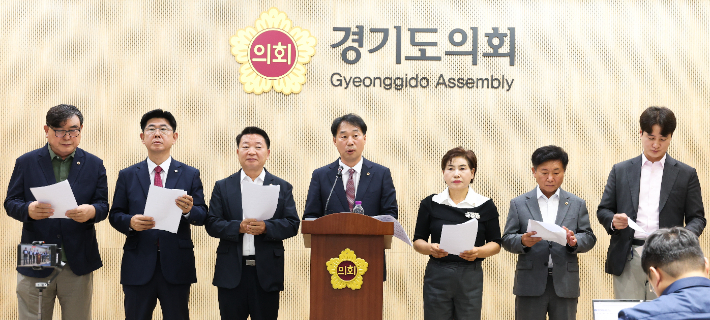 국민의힘 건전재정 혁신추진단 단장인 윤종영(연천) 의원은 14일 경기도의회 브리핑룸에서 기자회견을 열고 경기도 재정 위기 극복을 위해 여야와 경기도가 정기적으로 재정 상황을 공유하고 해법을 논의하는 협의체를 운영하자고 제안했다. 경기도의회 국민의힘 제공