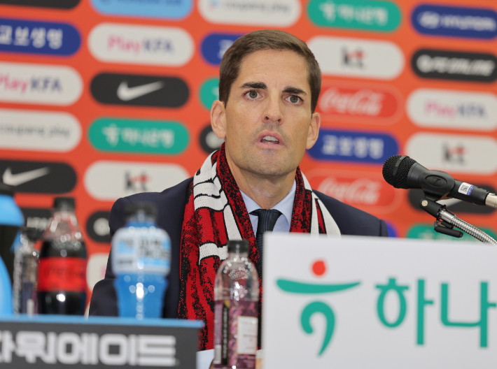 취재진 질문에 답하는 로베르트 모레노 감독. 연합뉴스