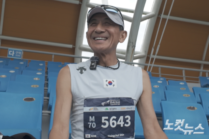 70대 세계 1위 마라토너 신행철 고수가 인터뷰 중 환하게 웃고 있다. 이우섭 기자