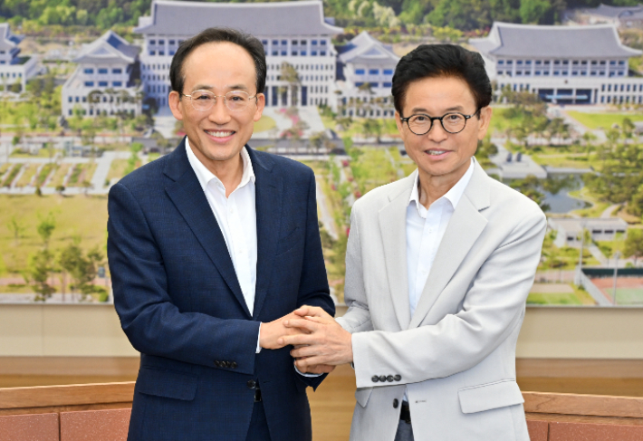 추경호 대구시장(왼쪽)과 이철우 경북도지사 회동. 경북도 제공