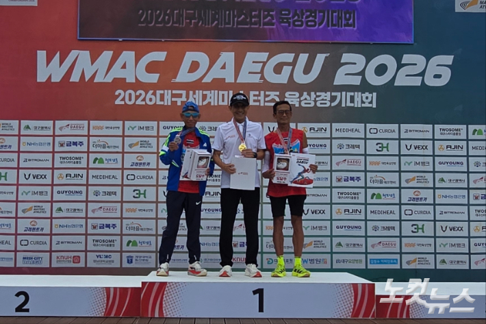 하프마라톤 1위를 차지한 신행철 고수(가운데). 이우섭 기자