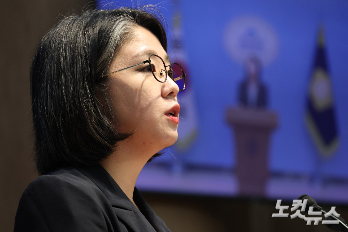 용혜인 성평등가족부 장관 후보자가 13일 서울 여의도 국회 소통관에서 사퇴 발표 기자회견을 하고 있다. 윤창원 기자