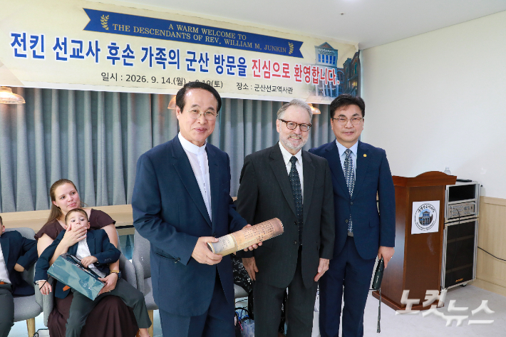 전킨 선교사의 손자 프레스톤 D. 전킨이 1952년 레이번 선교사에게 전달했던 감사장 원본을 전킨기념사업회에 전달하고 있다. 최화랑 기자
