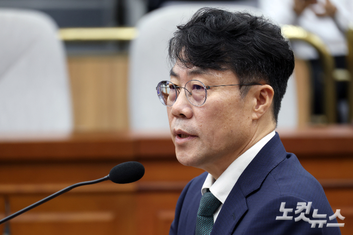 김성수 대법관 후보자가 14일 서울 여의도 국회에서 열린 대법관(김성수)임명동의에관한인사청문특별위원회 전체회의에서 의원 질의에 답변을 하고 있다. 윤창원 기자