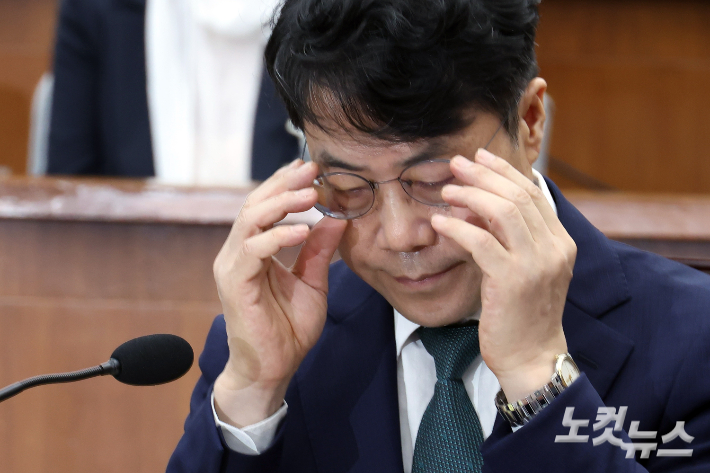 김성수 대법관 후보자가 14일 서울 여의도 국회에서 열린 대법관(김성수)임명동의에관한인사청문특별위원회 전체회의에서 안경을 만지고 있다. 윤창원 기자