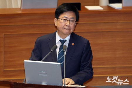 굳은 표정의  최교진 교육부 장관