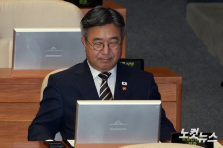 생각에 잠긴 윤호중 행정안전부 장관
