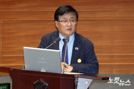 14일 서울 여의도 국회에서 열린 제439회국회(정기회) 제8차 본회의 교육·사회·문화 분야 대정부 질문에서 김성환 기후에너지환경부 장관가 의원 질의에 답변을 하고 있다.