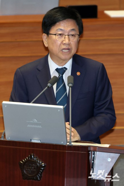 14일 서울 여의도 국회에서 열린 제439회국회(정기회) 제8차 본회의 교육·사회·문화 분야 대정부 질문에서 최교진 교육부 장관이 의원 질의에 답변을 하고 있다.