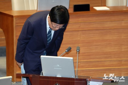 14일 서울 여의도 국회에서 열린 제439회국회(정기회) 제8차 본회의 교육·사회·문화 분야 대정부 질문에서 최교진 교육부 장관이 발언대로 향하며 인사를 하고 있다.