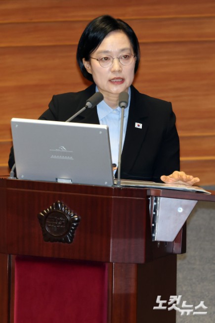 14일 서울 여의도 국회에서 열린 제439회국회(정기회) 제8차 본회의 교육·사회·문화 분야 대정부 질문에서 한성숙 국무총리가 의원 질의에 답변을 하고 있다.
