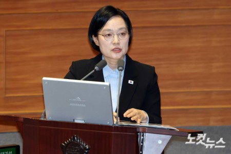 14일 서울 여의도 국회에서 열린 제439회국회(정기회) 제8차 본회의 교육·사회·문화 분야 대정부 질문에서 한성숙 국무총리가 의원 질의에 답변을 하고 있다.