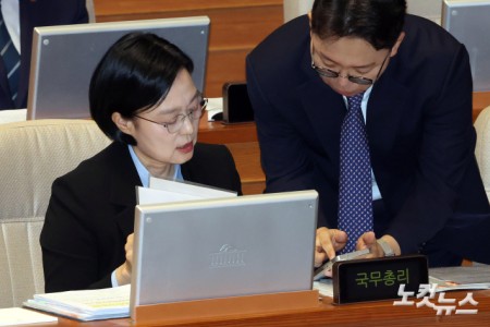 14일 서울 여의도 국회에서 열린 제439회국회(정기회) 제8차 본회의 교육·사회·문화 분야 대정부 질문에서 한성숙 국무총리가 관계자와 대화를 하고 있다.