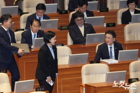 14일 서울 여의도 국회에서 열린 제439회국회(정기회) 제8차 본회의 교육·사회·문화 분야 대정부 질문에서 한성숙 국무총리가 출석하며 국무위원과 인사를 하고 있다.