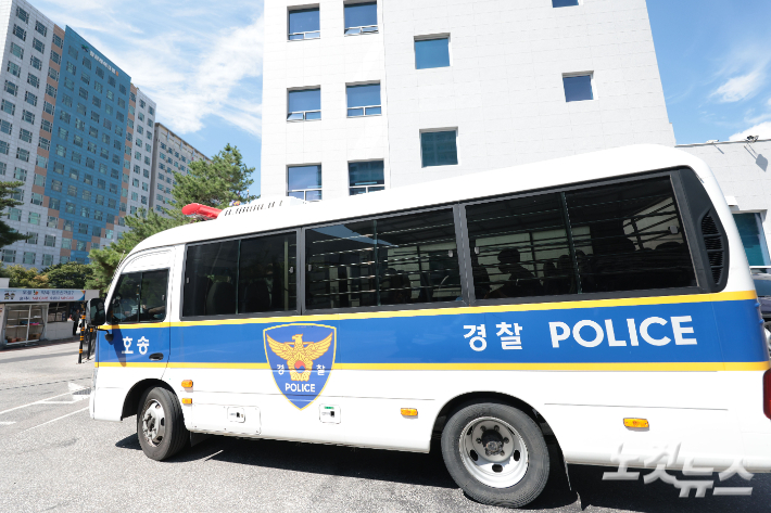 경기 파주시 한 카페 냉동 창고에서 60대 여성을 살해한 혐의로 구속된 30대 카페 운영자 A씨가 탑승한 호송 차량이 14일 경기도 고양시 일산동부경찰서 유치장에서 검찰로 송치되고 있다. 류영주 기자