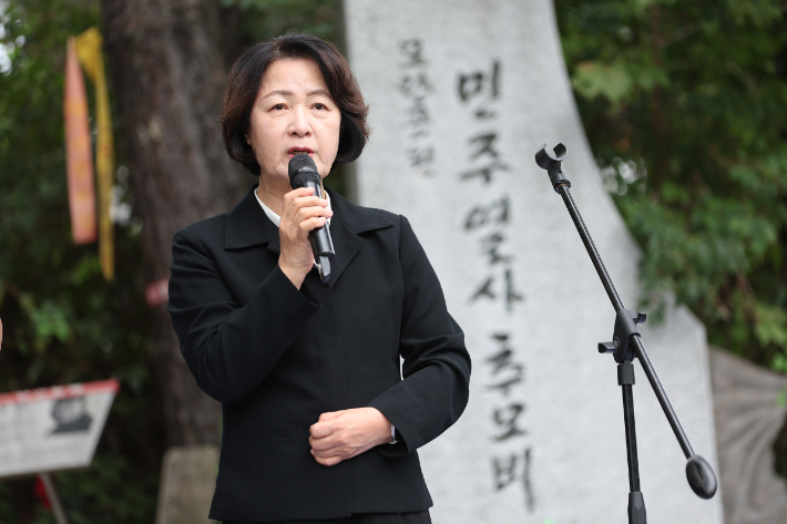 지난 12일 모란공원 민주열사묘역에서 열린 2026년 경기도 민주화운동희생자 추모제에서 추미애 경기지사가 추모사를 하고 있다. 경기도 제공