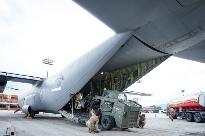 지난 9월 2일 미군 C-130J 수송기 2대가 구호 물품과 구조 장비를 싣고 네팔에 도착했다. 사진은 미군이 구조 장비인 소형 로더(front-end loader)를 내리는 모습. 미국은 네팔의 홍수 피해 현장에 대한 실종자 수색이나 구조에는 참여하지 않고 있다. 네팔 주재 미국 대사관 SNS X 캡처